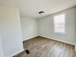 Building Photo - Completely remodeled 4 bedroom, 2 bath man...