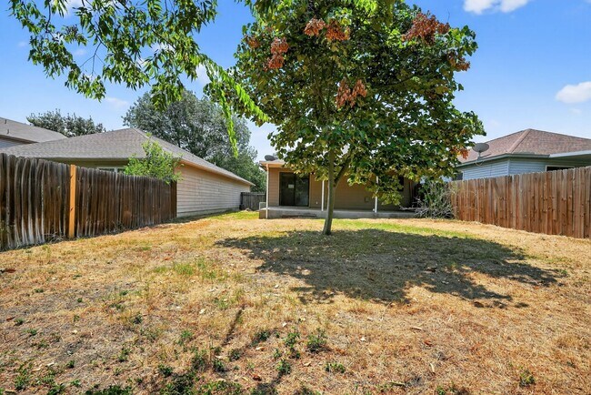 Building Photo - Cozy & Spacious 2 Bed, 2 Bath with Private...
