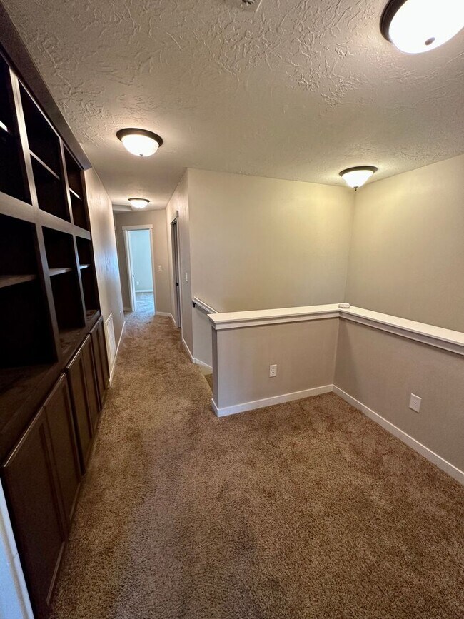 Building Photo - 3 Bedroom Townhome