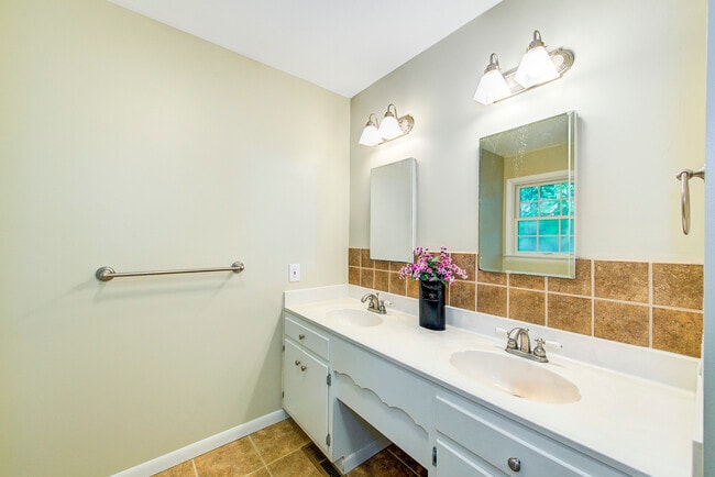 Building Photo - 3254 Kenilworth Dr