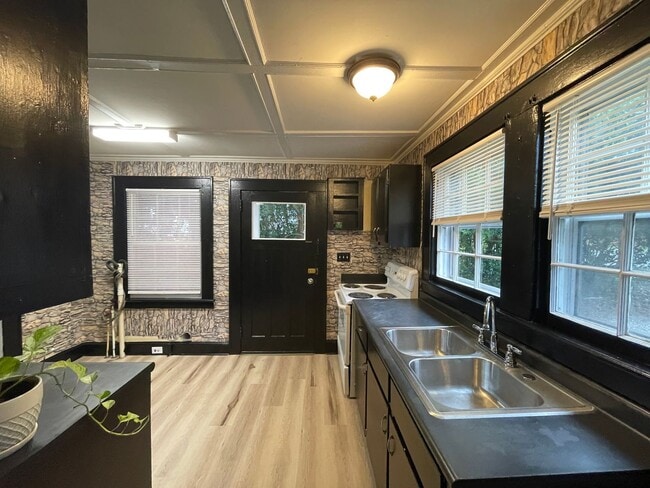 Building Photo - 907 Cherokee Ave