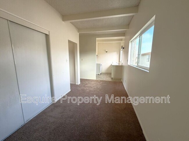Building Photo - 2050 N Ventura Rd