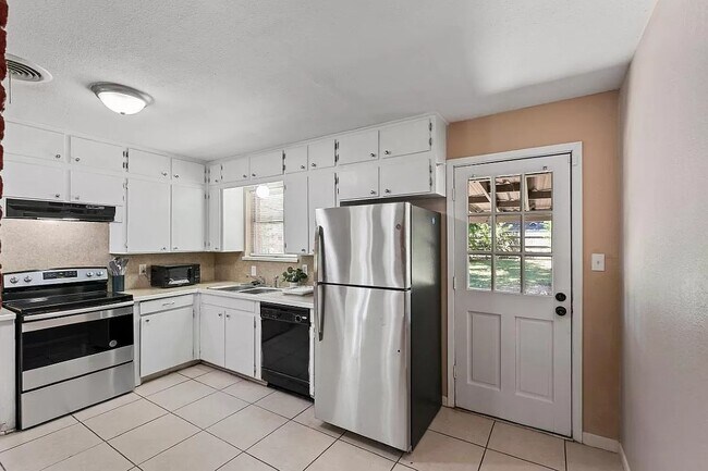 Building Photo - 5720 Wharton Dr