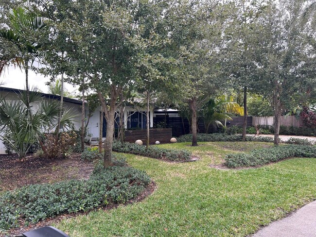 Building Photo - 720 NE 17th Ct