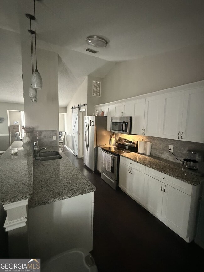 Building Photo - 380 Gum St