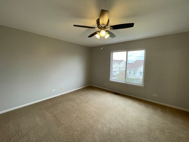 Building Photo - 1624 Fieldstone Dr N