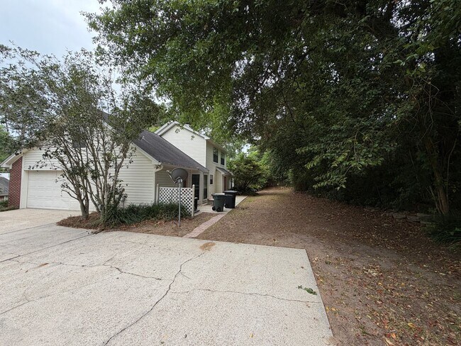 Building Photo - Beautiful Large home off of Mahan