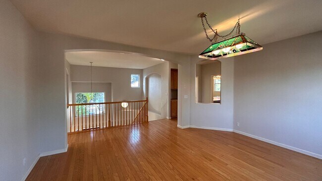 Building Photo - Just listed