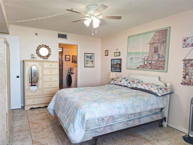 Building Photo - 6009 Sea Ranch Dr