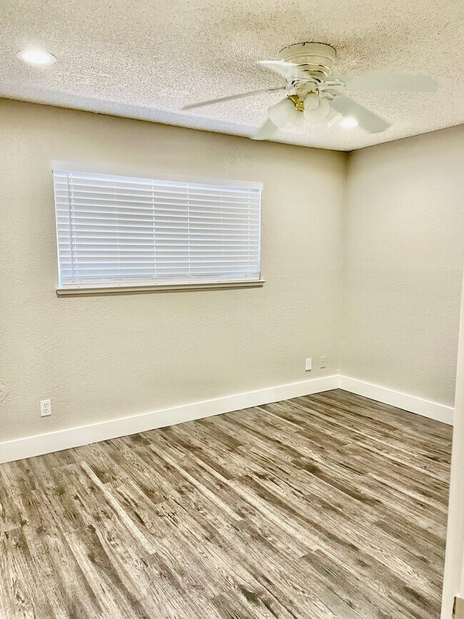 Building Photo - LARKSPUR 2431-2433