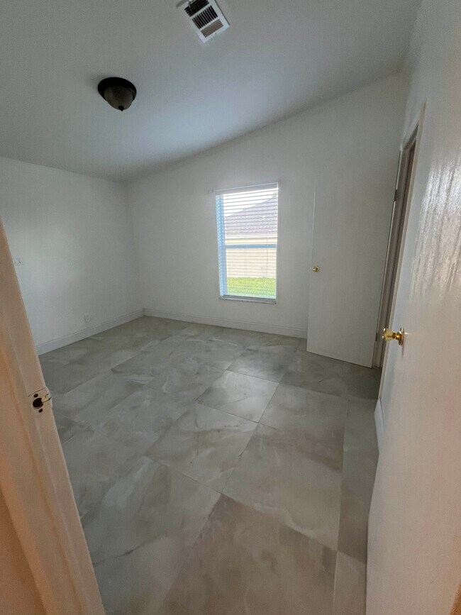 Building Photo - 2373 SW Wynnewood St