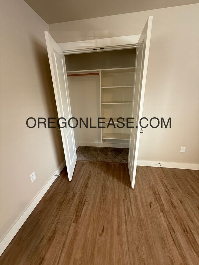 Building Photo - Newer 2-Bedroom Apartment located off Jasp...