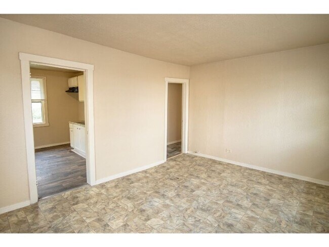 Building Photo - Cozy Renovated 2 BR Near Downtown