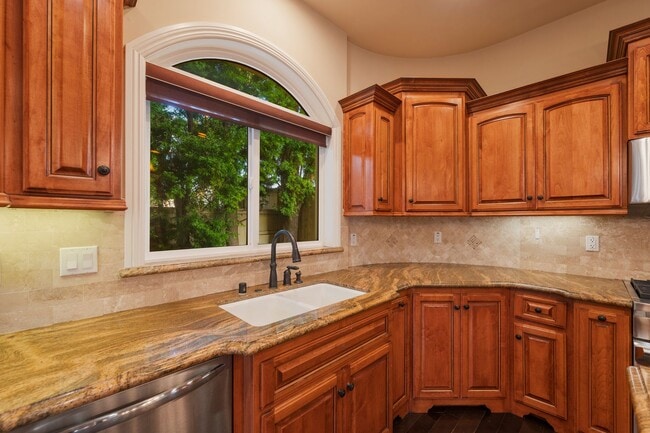 Building Photo - Luxury Detached Townhome in Redondo Beach