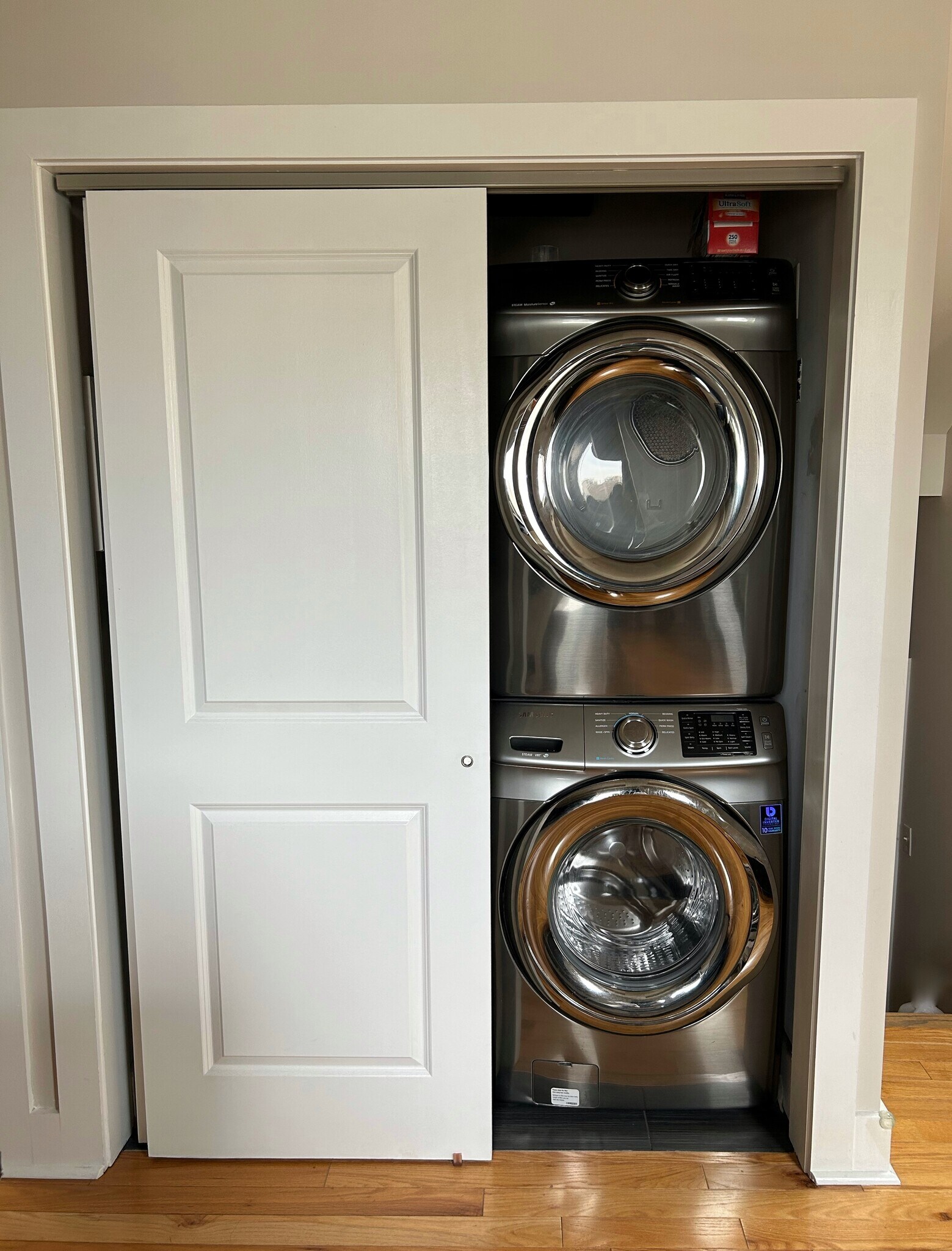 In-unit washer dryer - 14 W Thompson St