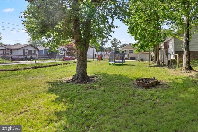 Building Photo - 325 W Evergreen Ave