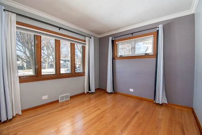 Building Photo - 131 S Lodge Ln