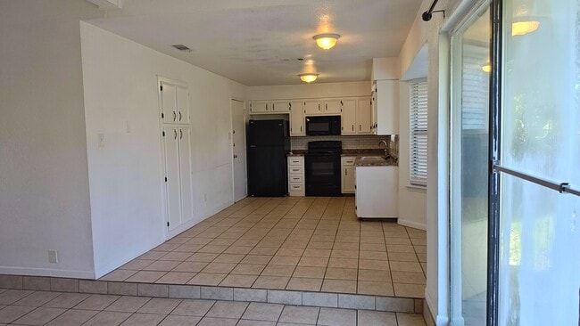 Building Photo - 1003 N 4th St