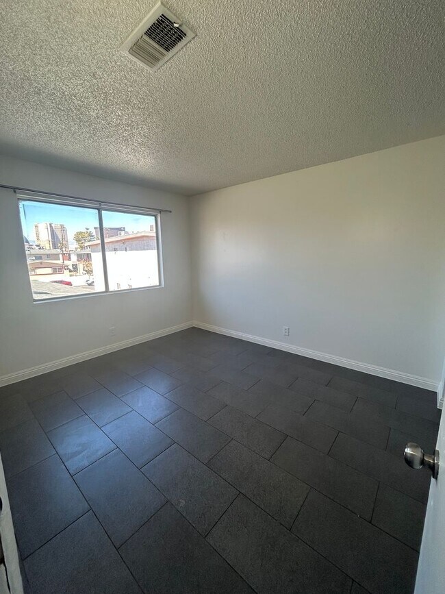 Building Photo - 3840 Hazelwood St