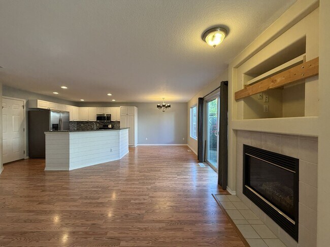 Building Photo - 5042 NE Schoeler Cir