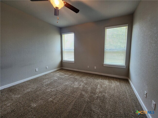Building Photo - 546 Creekside Frst