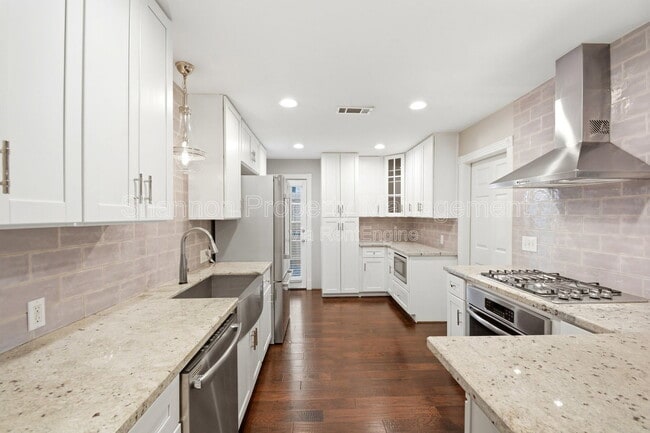 Building Photo - 2207 Saxon Dr
