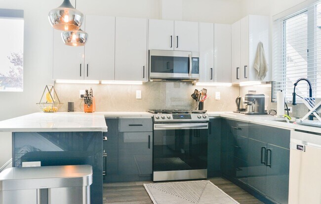 Building Photo - Modern 3 bed/ 2.5 bath townhome in Ballard!