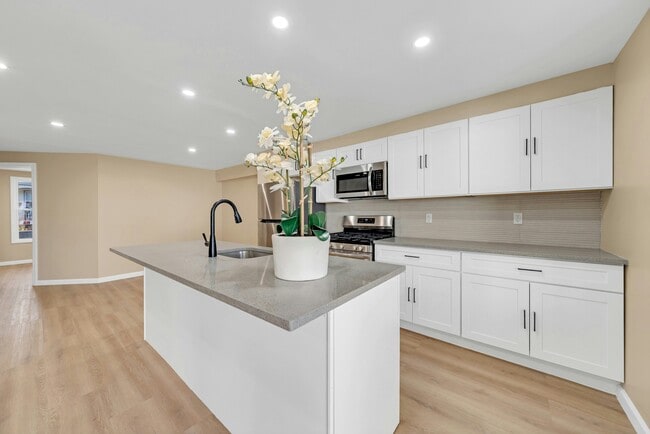 Building Photo - 171 Van Horne St