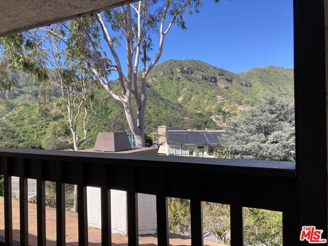 Building Photo - 1506 Palisades Dr