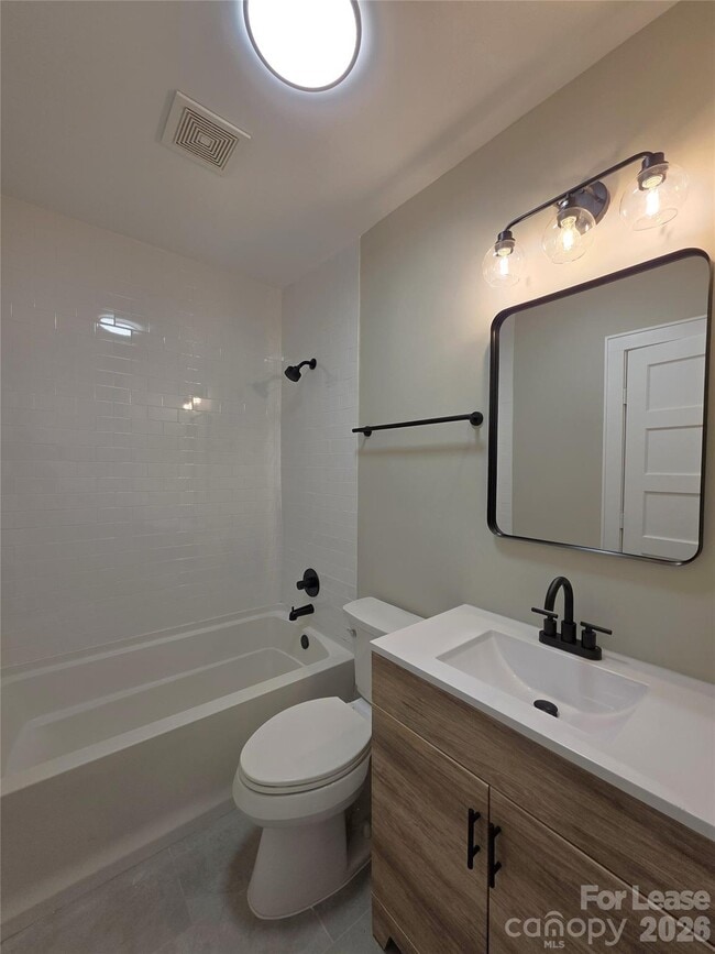 Building Photo - 200 E 2nd St