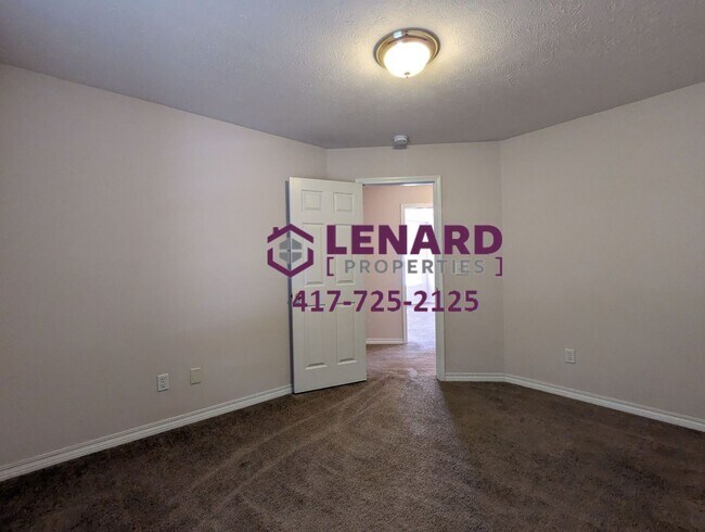 Building Photo - Large 3 Bedroom Home Ready for Move In!