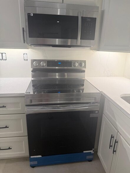 Building Photo - 2725 Middle River Dr