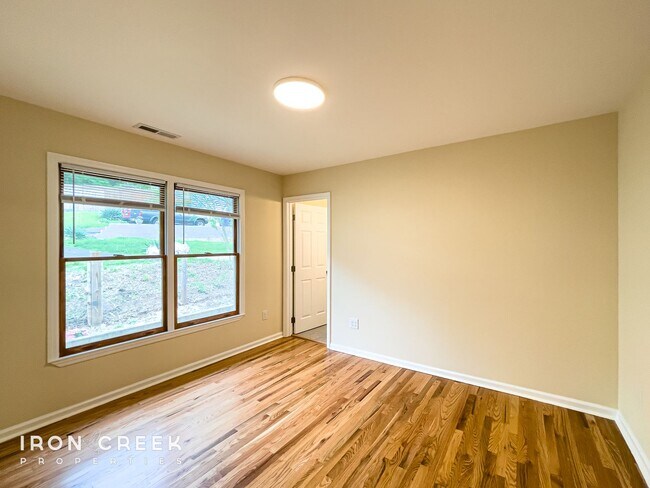 Building Photo - Beautifully Updated Three-Bedroom with Gar...