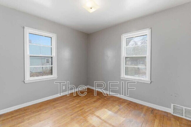 Building Photo - 813 Alvord Ave