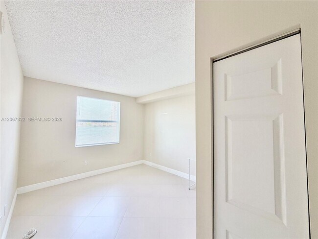 Building Photo - 17100 N Bay Rd