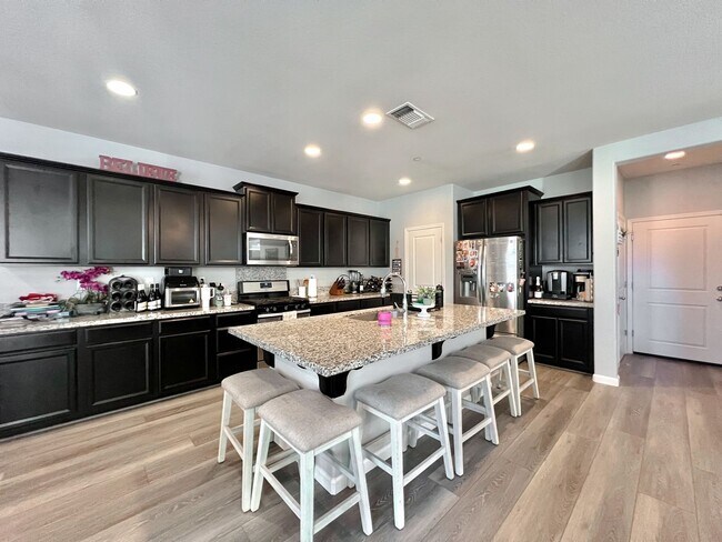 Building Photo - Perfect Family Home in Hollister