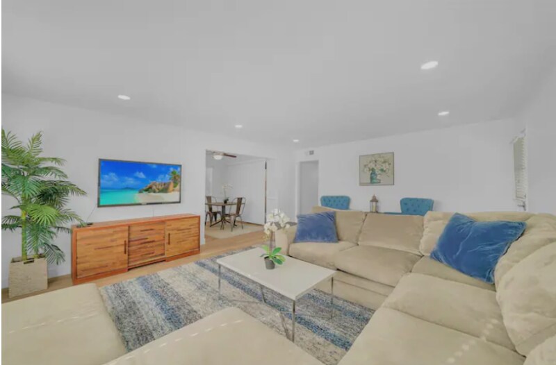 Building Photo - 302 Avenida Del Mar