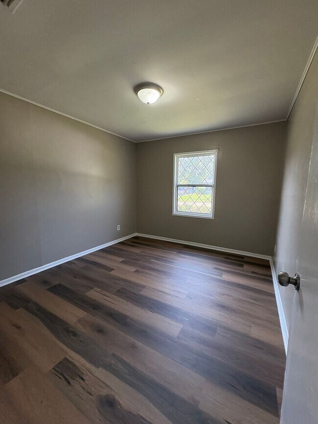 Building Photo - Amazing 3 Bed/1 Bath House FULLY remodeled with Central Air & Heat