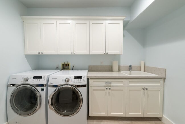 Building Photo - Four-bedroom home in the heart of the Village, offered furnished long-term lease. Ideally located...