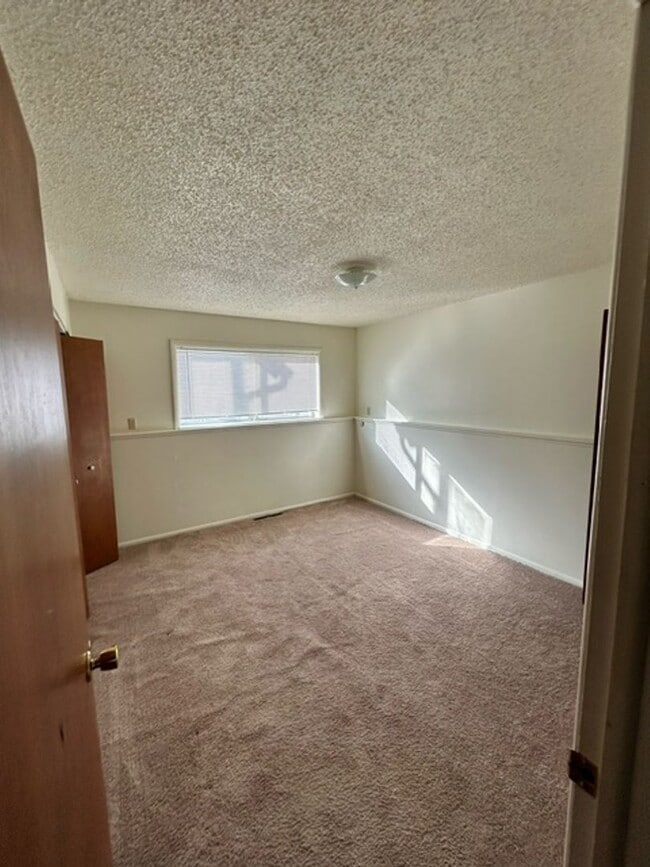 Building Photo - Move-In Today 2 Bedroom 1 Bathroom Apartment Close to Campus!