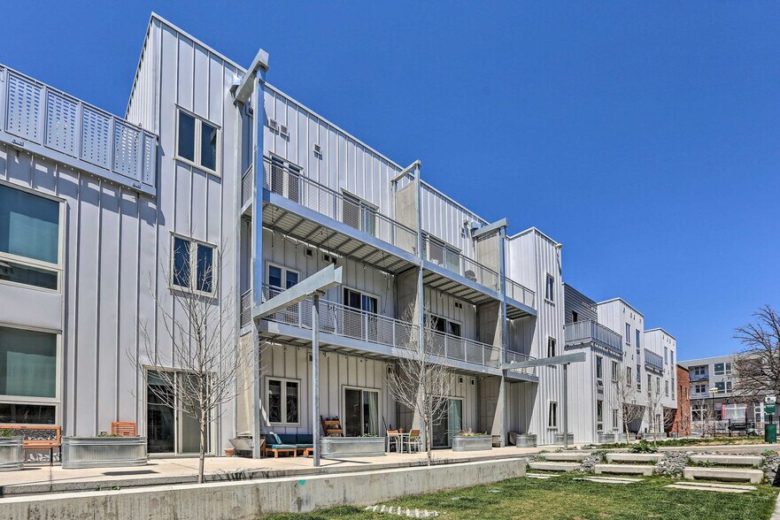 Building Photo - 2550 Lawrence St