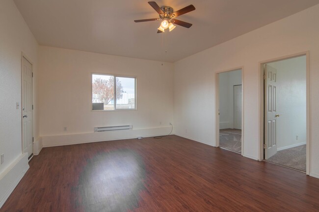 Building Photo - Single level 3 Bed 1.5 Bath Located Just O...