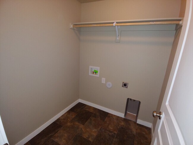 Building Photo - Beautiful North Hayden Neighborhood, Landscaping included!