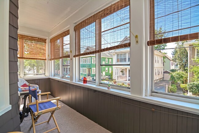 Building Photo - HUGE THREE BED IN SOMERVILLE!!!!!!!!
