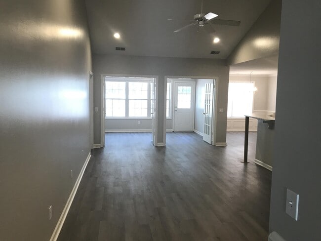 Building Photo - 220 Lake Linden Dr