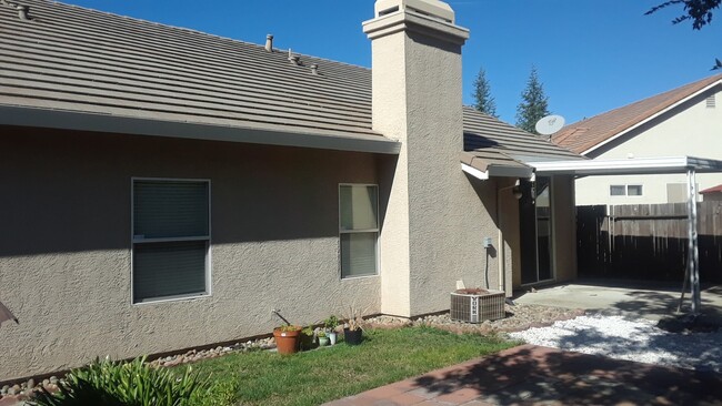 Building Photo - Spacious 3 bedroom home near Roseville Gal...