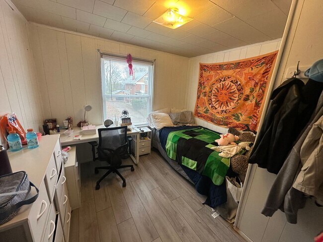 Building Photo - 5 Bedroom House Located In Clifton Near UC's Campus