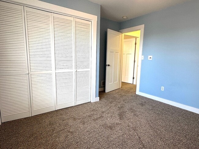 Building Photo - 460 Fox Ln