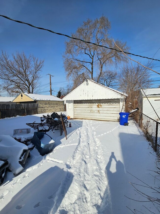 Building Photo - Come see your new home!