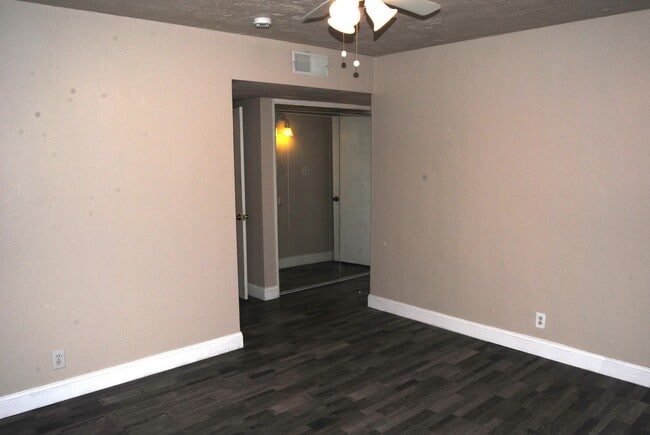 Building Photo - 8817 Butternut Ave